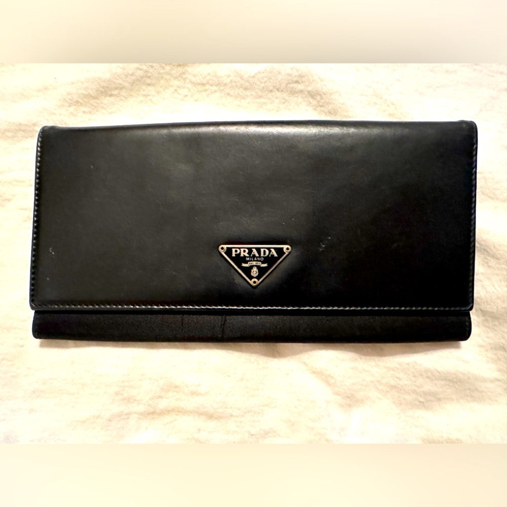 Use black Prada Wallet